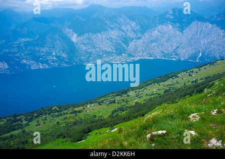 Blick auf den Gardasee und Malcesine, gesehen von der Spitze des Monte Baldo Stockfoto