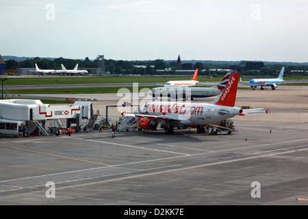 EasyJet, British Airways und Thomson-Flugzeuge auf dem Vorfeld am South Terminal, LGW London Gatwick Airport, in der Nähe von Crawley, West Sussex, England Stockfoto