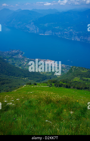 Blick auf den Gardasee und Malcesine, gesehen von der Spitze des Monte Baldo Stockfoto