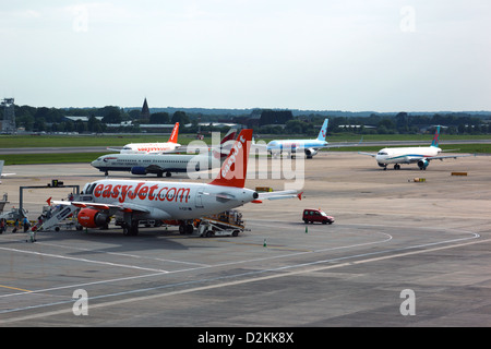 EasyJet, British Airways und Thomson-Flugzeuge auf dem Vorfeld am South Terminal, LGW London Gatwick Airport, in der Nähe von Crawley, West Sussex, England Stockfoto