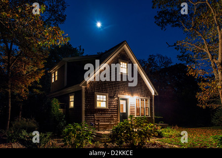 Gemütliche Bungalow bei Nacht., Martha's Vineyard, Massachusetts, USA Stockfoto