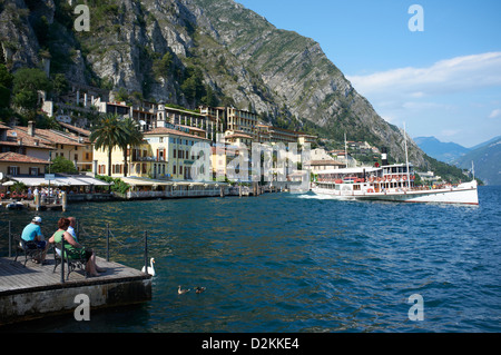 Raddampfer verlassen Hafen von Limone, Gardasee Stockfoto