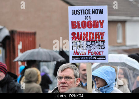 Derry, Nordirland. 27. Januar 2013.   Rund 5.000 Menschen gingen auf die Straße an der 41. Jahrestag der blutigen Sonntag, als 13 Personen durch das Fallschirm-Regiment erschossen wurden.  Stephen Barnes / Alamy Live News Stockfoto