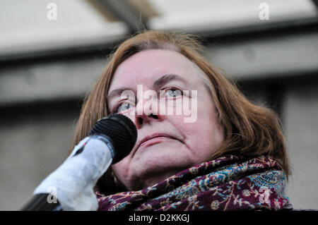 Derry, Nordirland. 27. Januar 2013.   Bernadette Devlin McAliskey befasst sich mit die Masse am 41. Jahrestag von Bloody Sonntag.  Stephen Barnes / Alamy Live News Stockfoto