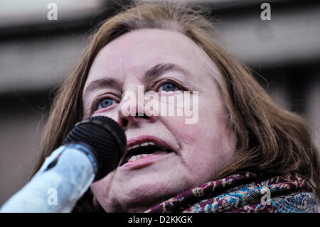 Derry, Nordirland. 27. Januar 2013.   Bernadette Devlin McAliskey befasst sich mit die Masse am 41. Jahrestag von Bloody Sonntag.  Stephen Barnes / Alamy Live News Stockfoto