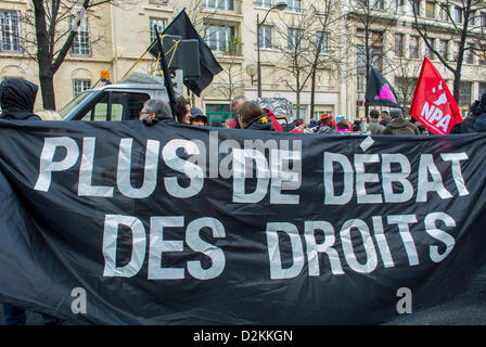 Paris, Frankreich. Crowd People, französische LGTB N.G.O. 'Act Up Paris' Gruppe marschiert auf der pro-Gay-Heirat-Demonstration, Eheschließungsbewegung (KEINE Debatte mehr, Gleichberechtigung) Schwulen-Rechte-Plakette Stockfoto