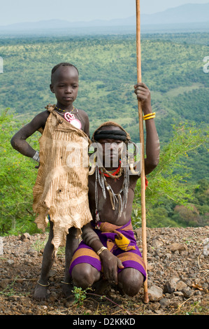 Zwei Kleinkinder Benna zusammenstehen Stockfoto