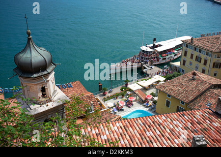 Raddampfer verlassen Hafen von Limone, Gardasee Stockfoto