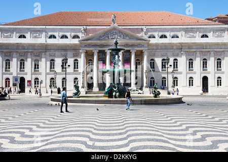 Rossio Platz (auch bekannt als Pedro IV (Praça de D. Pedro IV)) und National Theatre, zentral-Lissabon, Portugal. Stockfoto