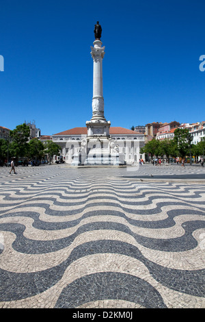 Rossio Platz (auch bekannt als Pedro IV (Praça de D. Pedro IV)) + Spalte von Pedro IV + National Theatre, Zentrum von Lissabon. Stockfoto