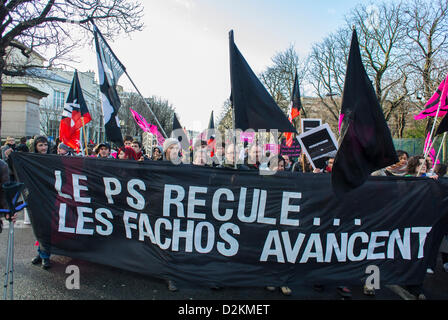 Paris, Frankreich. Französischer LGTB-Aktivismus N.G.O. Act Up Paris, Gruppenmarsch bei Pro Gay Marriage / Equality Demonstration: „Wenn der Sozialist zurücktritt, rücken die Faschisten vor“, Banner der Demonstranten Stockfoto