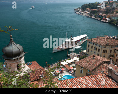 Raddampfer verlassen Hafen von Limone, Gardasee Stockfoto