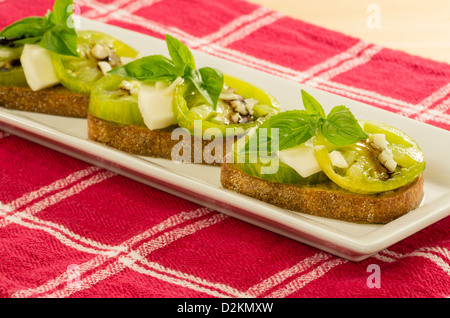 Vorspeise aus frischen Tomaten, Käse und Brot Stockfoto