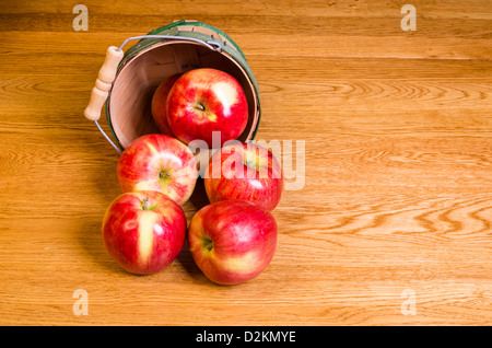 Weidenkorb frische rote Äpfel Stockfoto