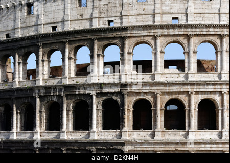 Blick auf das Kolosseum ist einer der antiken Roms größten Meisterwerke der römischen Architektur und Ingenieurwesen Stockfoto
