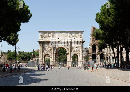 Rom Italien.  Ansicht des Bogens Konstantin (Arco di Constantino) welche Triumphbogen neben Kolosseum entfernt. Stockfoto