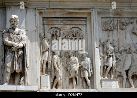 Rom Italien Nahaufnahme anzeigen künstlerischen Details des Bogens Konstantin (Arco di Constantino) welche Triumphbogen. Stockfoto