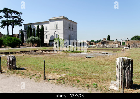 Palatin-Hügel. Rom. Italien. Blick über den achteckigen Brunnen gegenüber dem Museumsgebäude Stockfoto