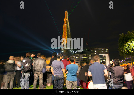 Menschenmassen beobachten Inaugural Laser Licht-Show - The Shard Wolkenkratzer - London Stockfoto