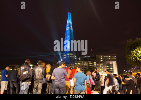 Menschenmassen beobachten Inaugural Laser Licht-Show - The Shard Wolkenkratzer - London Stockfoto