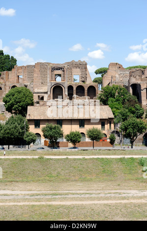 Palatin-Hügel. Rom. Italien. Blick über den Circus Maximus an der Südseite des Palatin. Stockfoto