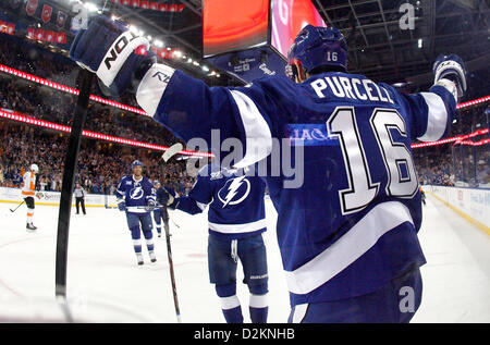 Tampa, Florida, USA. 27. Januar 2013. SP 365063 SHAD LIGHTNING 07.DIRK SHADD |  Zeiten. (27.01.12 TAMPA). Tampa Bay Lightning rechter Flügel Teddy Purcell (16) (rechts) feiert sein Ziel, das Ergebnis auf 1: 1 gegen die Philadelphia Flyers während der ersten Periode Maßnahmen auf die Tampa Bay Times Forum in Tampa Sonntagabend binden (27.01.12) (Bild Kredit: Kredit: Dirk Shadd/Tampa Bay Times/ZUMAPRESS.com) ZUMA Press, Inc. / Alamy Live News Stockfoto