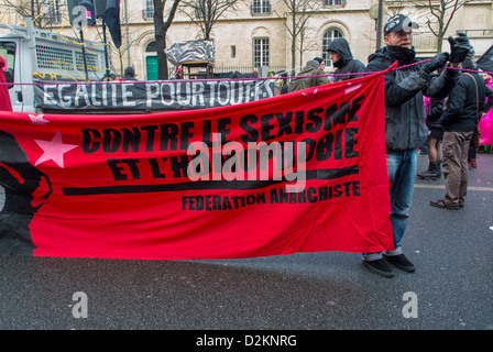 Paris, Frankreich, Französisch LGTB Activism N.G.O. Anarchistische Gruppen, die bei einer pro-schwulen Heiratsdemonstration demonstrieren, Protestbanner gegen Sexismus und Homophobie halten, Antidiskriminierung Stockfoto