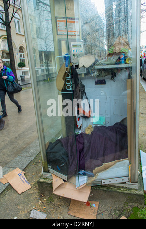 Paris, Frankreich, verlassene öffentliche Telefonkabine, die als Unterschlupf für eine Obdachlosenkrise genutzt wird, Person, die auf der Straße lebt, öffentliche Armut Stockfoto