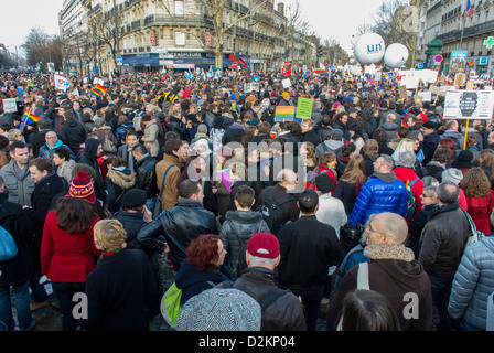 Paris, Frankreich, Luftaufnahme, große Menschenmenge, französische Proteste, LGTB-Aktivismus, N.G.O. Marschieren an pro Homosexuell Ehe Demonstration, gegen Diskriminierung, Homosexuell Rechte Aktivisten protestieren, sozialer Protest Stockfoto