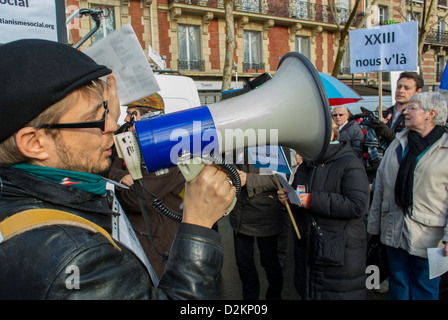 Paris, Frankreich, französische LGTB-Religionsgruppen, die bei der pro-Gay-Heirat-Demonstration marschieren, Männer führen Parolen mit Megaphon auf der Straße, soziale Protestdemonstration Stockfoto