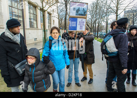 Paris, Frankreich, Französisch LGTB Aktivismus N.G.O Gruppen marschieren bei pro Gay Ehe Demonstration, Mama mit Familie auf der Straße Stockfoto