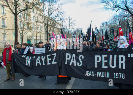 Paris, Frankreich, Französisch LGTB Aktivismus Proteste N.G.O "Sisters of Perpetual Indulgence" Gruppe marschieren bei pro Gay Mar-Standesamtes Demonstration banner "Nicht be Afraid" Stockfoto