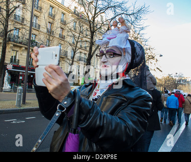 Paris, Frankreich, Porträt, Mann im Kostüm auf der Straße, Fotos mit Smartphone machen, französische LGTB N.G.O. 'Schwestern des ewigen Genusses' fotografieren bei der pro Gay Marriage Demonstration, seltsame Menschen ungewöhnlich Stockfoto