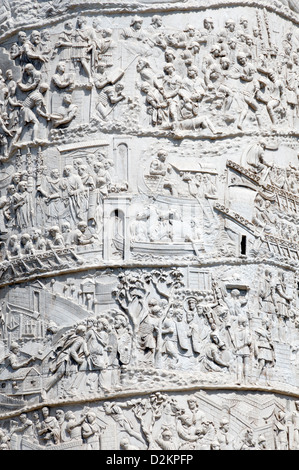 Rom. Italien. Nahaufnahme der plastischen Kunst Details der Trajans Säule in das Forum des römischen Kaisers Trajan Stockfoto