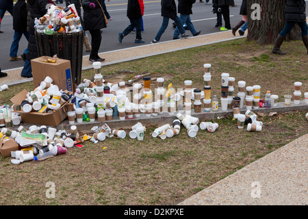 Ausrangierte Kaffeetassen überlaufen aus Papierkorb auf öffentlicher Straße Stockfoto