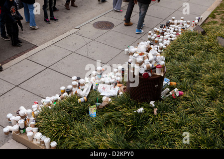 Ausrangierte Kaffeetassen überlaufen aus Papierkorb auf öffentlicher Straße Stockfoto