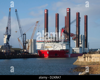 Jack Up Schwergut Schiff MPI-Abenteuer im Hafen von Hartlepool laden Turbinenteilen beim Bau des Windparks Redcar Stockfoto