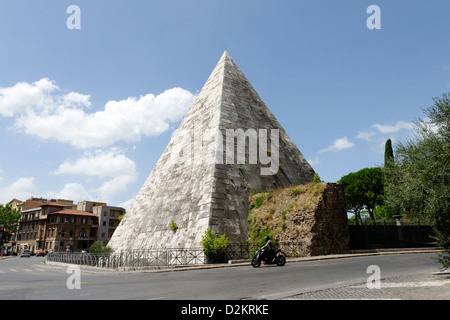 Rom. Italien. Blick auf die ägyptische wie Wahrzeichen Pyramide des Caius Cestius in Rom Viertel Testaccio. Stockfoto