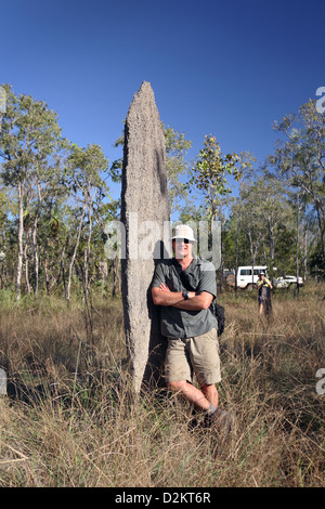 Reiseführer mit "magnetischen" Termitenhügel. Litchfield Nationalpark, Northern Territory, Australien. Stockfoto