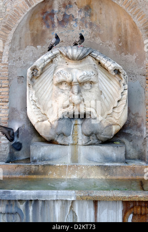 Aventino. Rom. Blick auf das äußere Wand Santa Sabina von Mascherone (Maske) verwendet in Brunnen aus dem 16. Jahrhundert Stockfoto