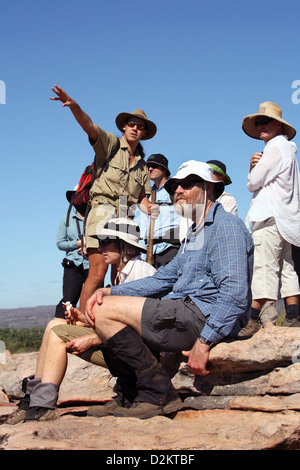 Reisegruppe mit Guide am Ubirr Rock. Kakadu-Nationalpark, Northern Territory, Australien. Stockfoto