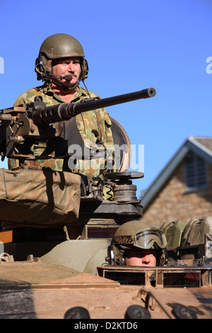 Schützenpanzer während einer Militärparade durch australische Soldaten der Rückkehr aus dem Irak-Krieg. Darwin, Australien. Stockfoto