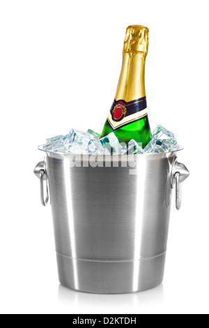 Champagner-Flasche in einen Eimer mit Eis auf dem weißen Stockfoto