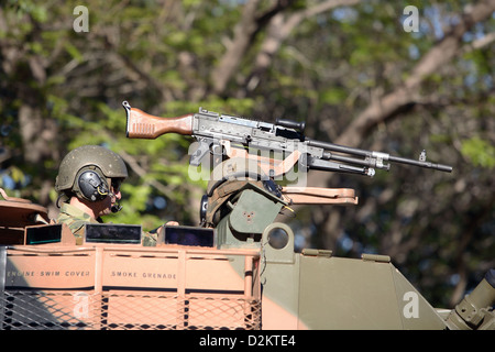 Schützenpanzer während einer Militärparade durch australische Soldaten der Rückkehr aus dem Irak-Krieg. Darwin, Australien. Stockfoto