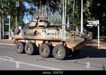 Schützenpanzer während einer Militärparade durch australische Soldaten der Rückkehr aus dem Irak-Krieg. Darwin, Australien. Stockfoto