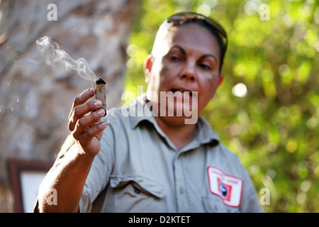 Aboriginal Tour Guide Jenny Jäger bei einem Bush-Tucker-Rundgang. Kakadu-Nationalpark, Northern Territory, Australien. Stockfoto