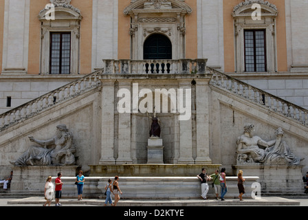 Rom. Italien. Blick auf das 14. Jahrhundert Palazzo Senatorio Treppe ist das zentrale Gebäude auf der Piazza del Campidogli. Stockfoto