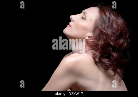 Closeup Portrait Frau in schwarz Stockfoto