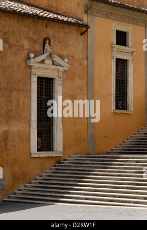 Rom. Italien. Rustikale Wand mit Fenstern entlang eine Treppe hinunter, die zum Renaissance Piazza del Campidoglio Kapitolsplatz Stockfoto