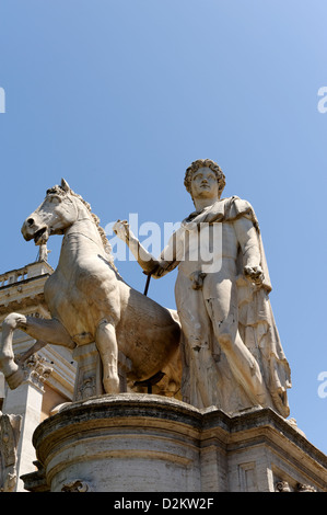 Rom. Italien. Satzung des einen Dioskuren, die Zwillingsbrüder Castor und Pollux auf die Cordonata, die Treppe zum Capitol Square Stockfoto